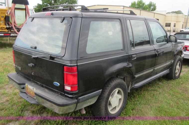 image for item D2482 1993 Ford Explorer XLT SUV