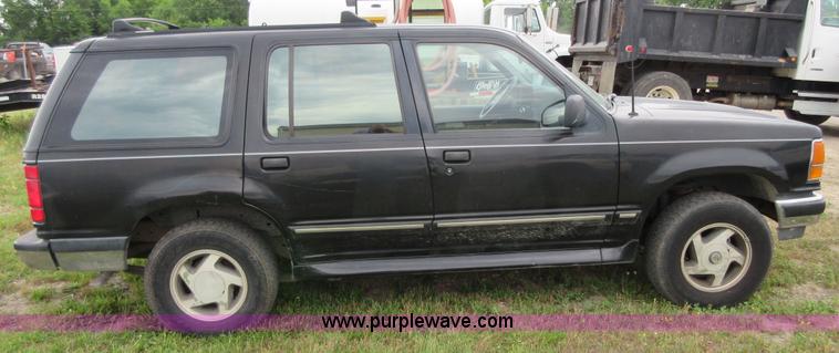 image for item D2482 1993 Ford Explorer XLT SUV