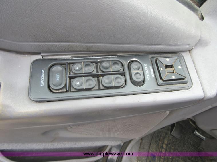 image for item D2482 1993 Ford Explorer XLT SUV