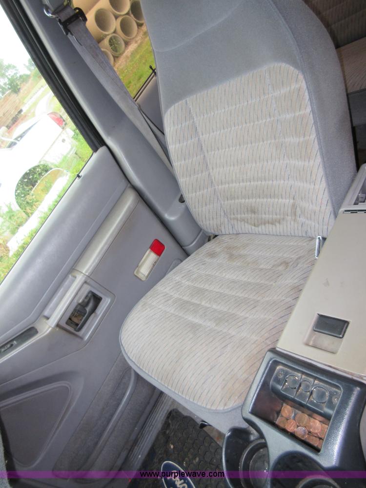 image for item D2482 1993 Ford Explorer XLT SUV