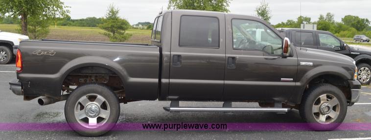 image for item G3593 2006 Ford F350 Super Duty Crew Cab pickup truck