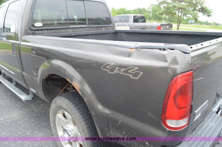 image for item G3593 2006 Ford F350 Super Duty Crew Cab pickup truck