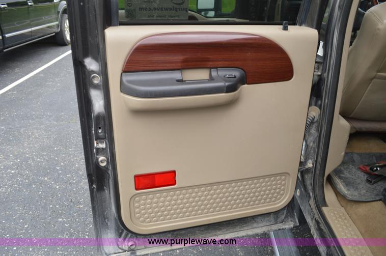 image for item G3593 2006 Ford F350 Super Duty Crew Cab pickup truck