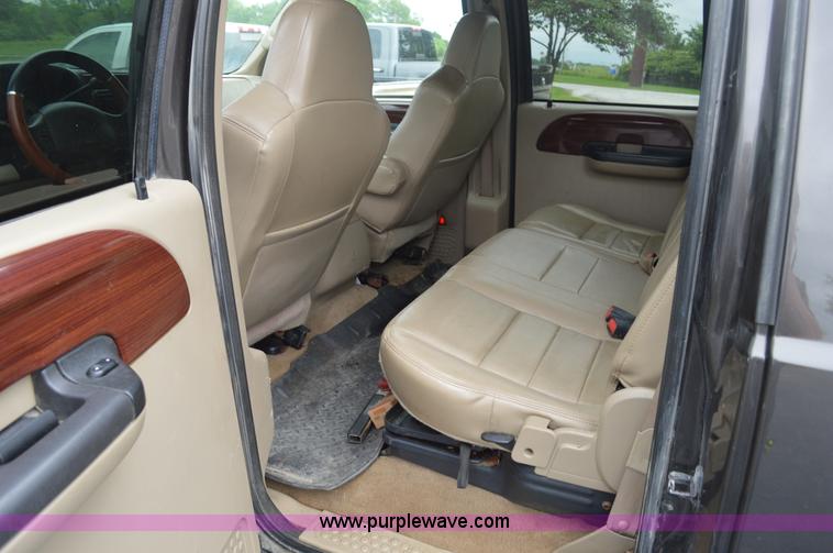 image for item G3593 2006 Ford F350 Super Duty Crew Cab pickup truck