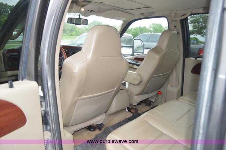 image for item G3593 2006 Ford F350 Super Duty Crew Cab pickup truck