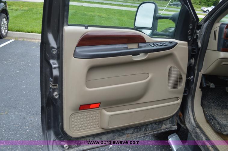 image for item G3593 2006 Ford F350 Super Duty Crew Cab pickup truck