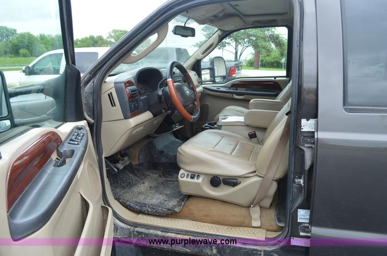 image for item G3593 2006 Ford F350 Super Duty Crew Cab pickup truck