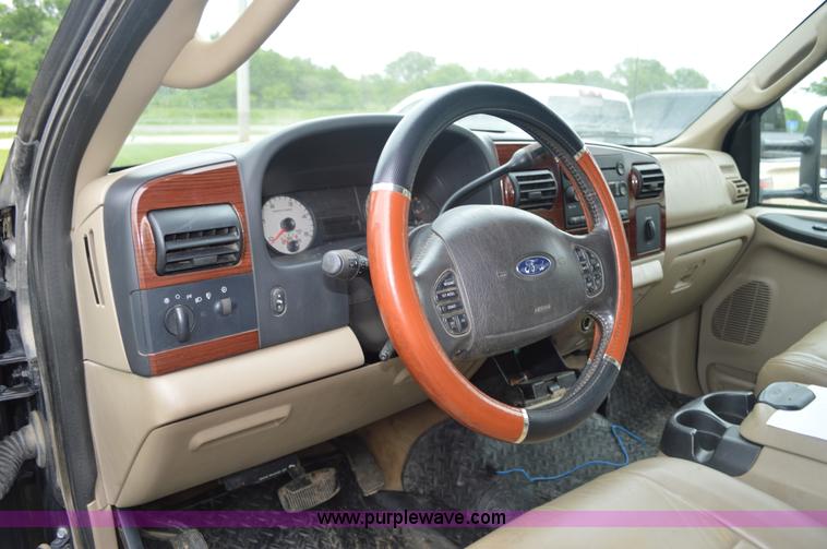image for item G3593 2006 Ford F350 Super Duty Crew Cab pickup truck