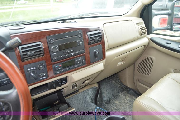 image for item G3593 2006 Ford F350 Super Duty Crew Cab pickup truck