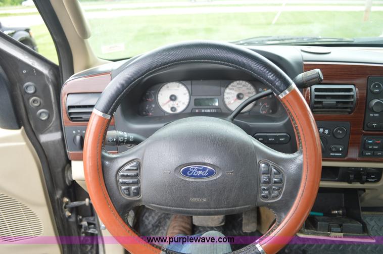 image for item G3593 2006 Ford F350 Super Duty Crew Cab pickup truck