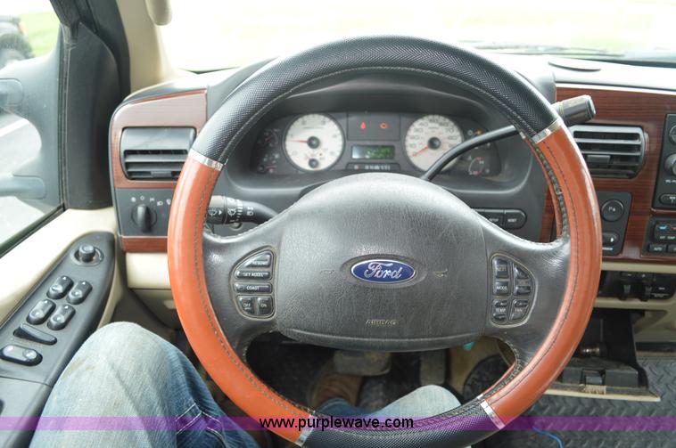 image for item G3593 2006 Ford F350 Super Duty Crew Cab pickup truck