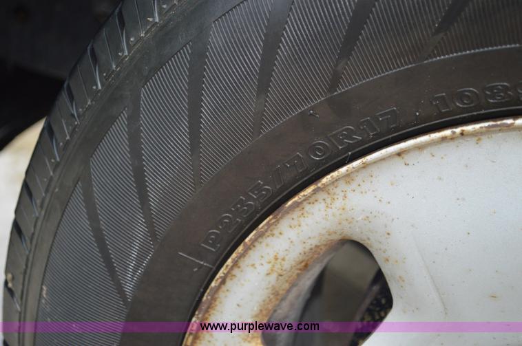 image for item G3600 2005 Ford F150 XL pickup truck