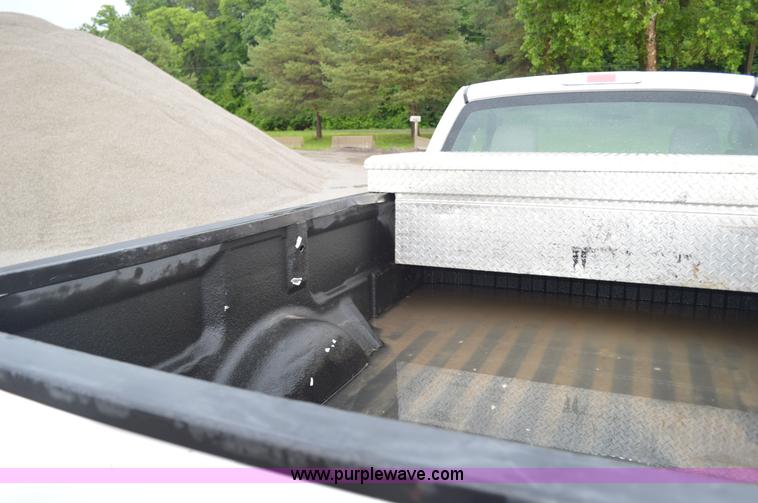 image for item G3600 2005 Ford F150 XL pickup truck