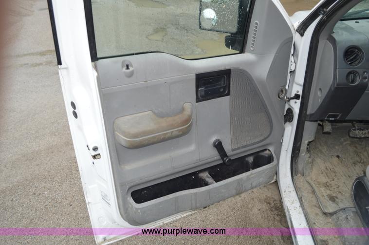 image for item G3600 2005 Ford F150 XL pickup truck