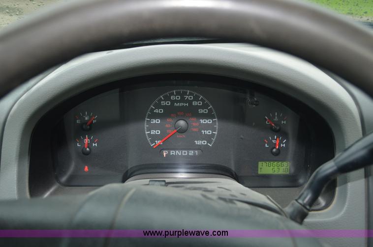 image for item G3600 2005 Ford F150 XL pickup truck