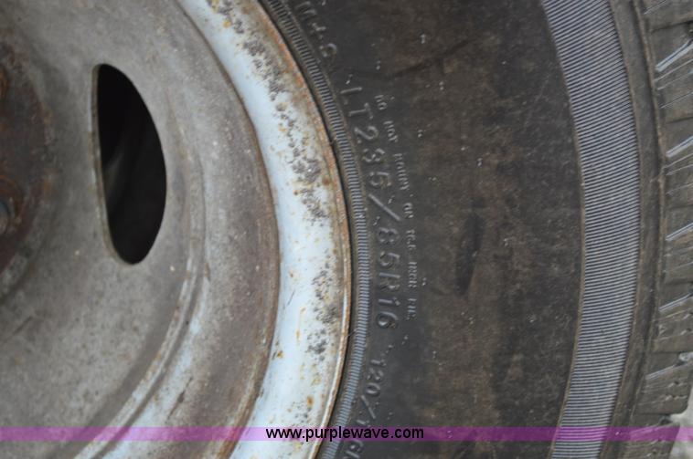 image for item G3601 2004 Ford F350 Super Duty XL flatbed pickup truck