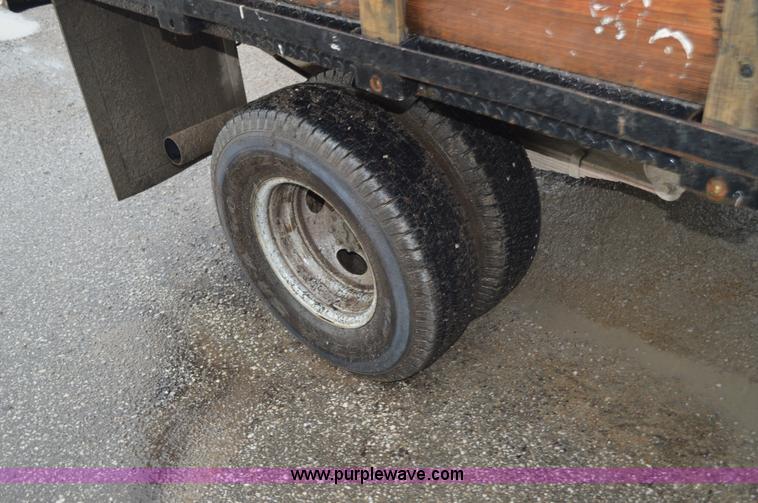 image for item G3601 2004 Ford F350 Super Duty XL flatbed pickup truck