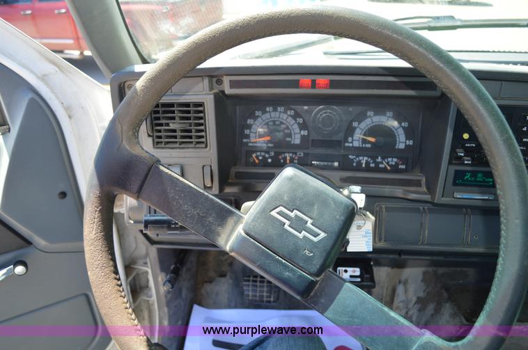 image for item G3608 1997 Chevrolet C7500 flatbed truck