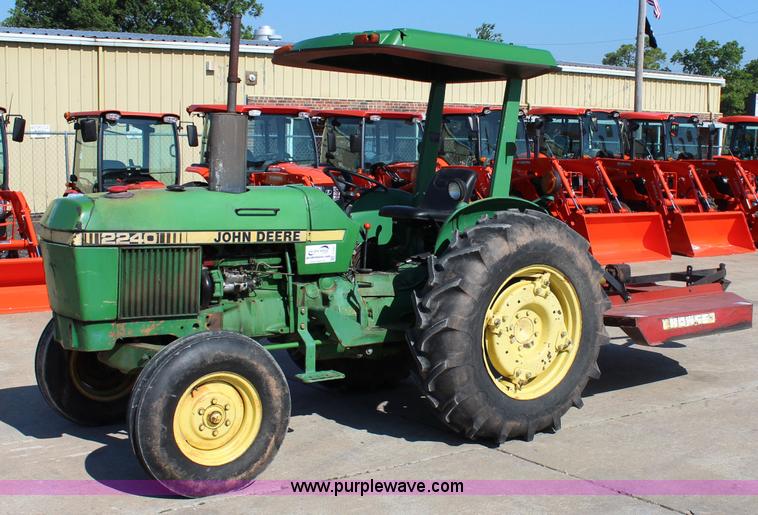 image for item I1657 1980 John Deere 2240 MFWD tractor