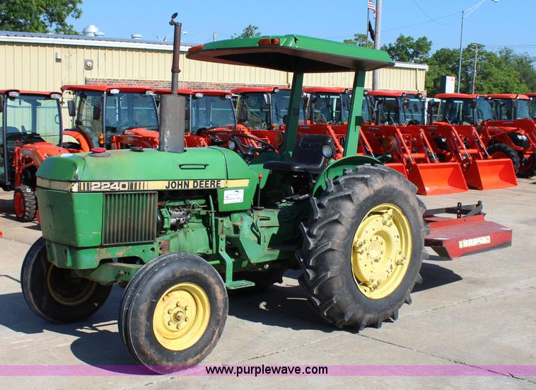 image for item I1657 1980 John Deere 2240 MFWD tractor