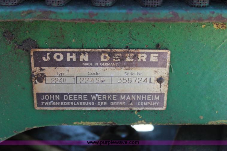 image for item I1657 1980 John Deere 2240 MFWD tractor