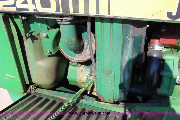 image for item I1657 1980 John Deere 2240 MFWD tractor