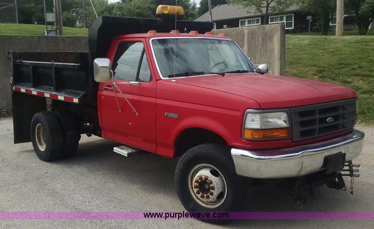 image for item I4523 1994 Ford F450 Super Duty dump truck