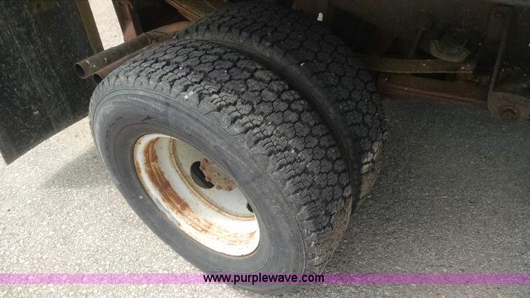 image for item I4523 1994 Ford F450 Super Duty dump truck