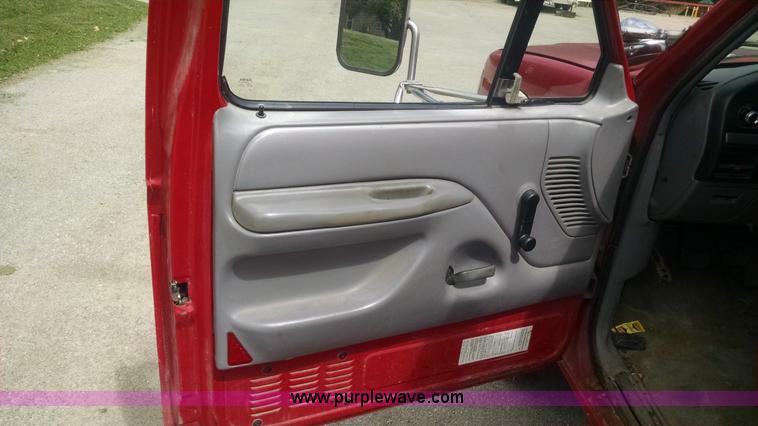 image for item I4523 1994 Ford F450 Super Duty dump truck