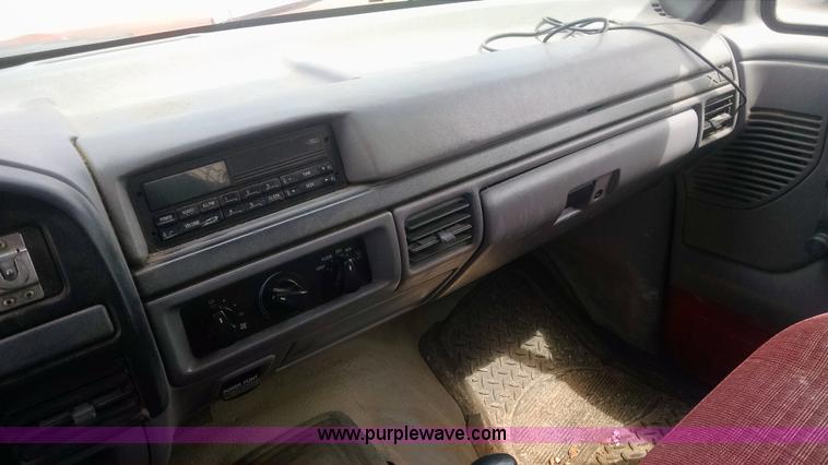 image for item I4523 1994 Ford F450 Super Duty dump truck