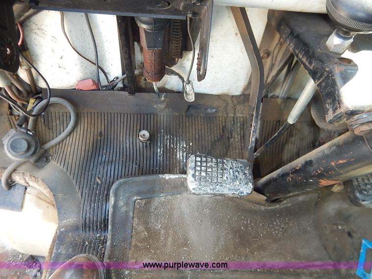 image for item J3878 1984 Ford C7000 Fuel truck