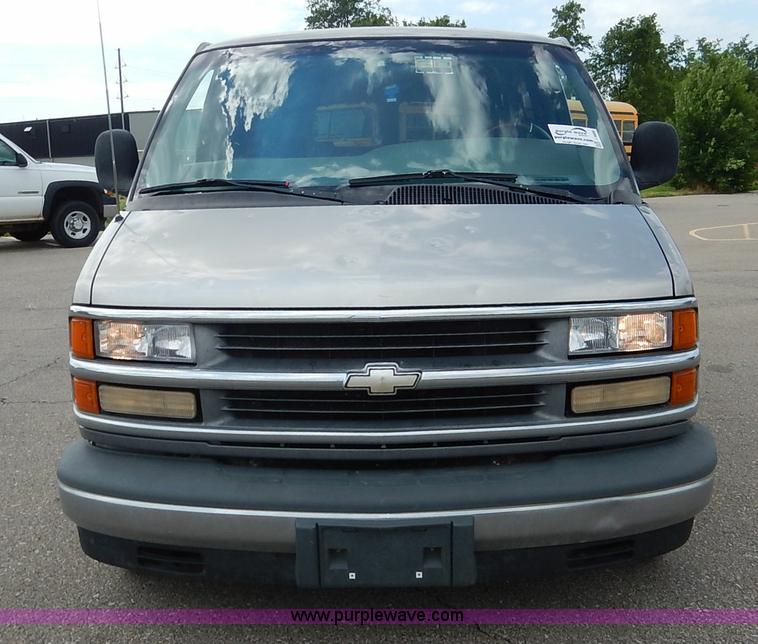 image for item J3889 1999 Chevrolet Express 1500 van
