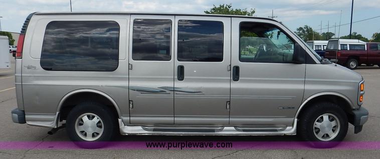 image for item J3889 1999 Chevrolet Express 1500 van