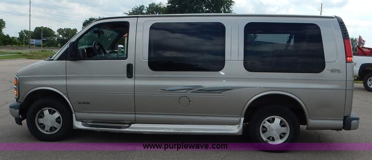image for item J3889 1999 Chevrolet Express 1500 van