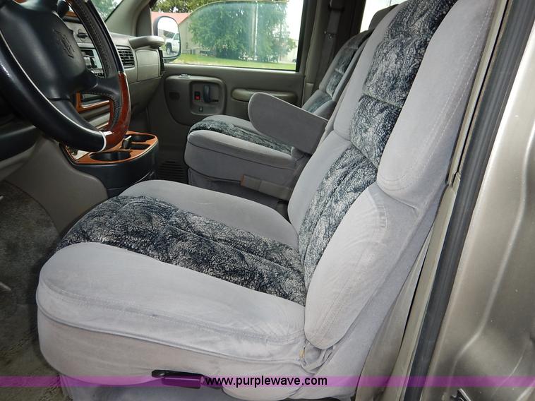 image for item J3889 1999 Chevrolet Express 1500 van