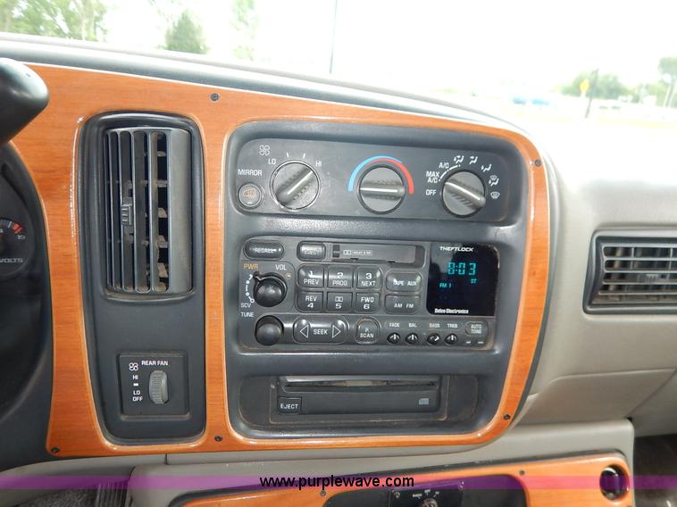 image for item J3889 1999 Chevrolet Express 1500 van