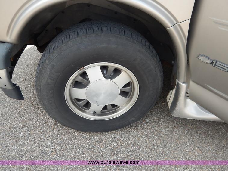 image for item J3889 1999 Chevrolet Express 1500 van