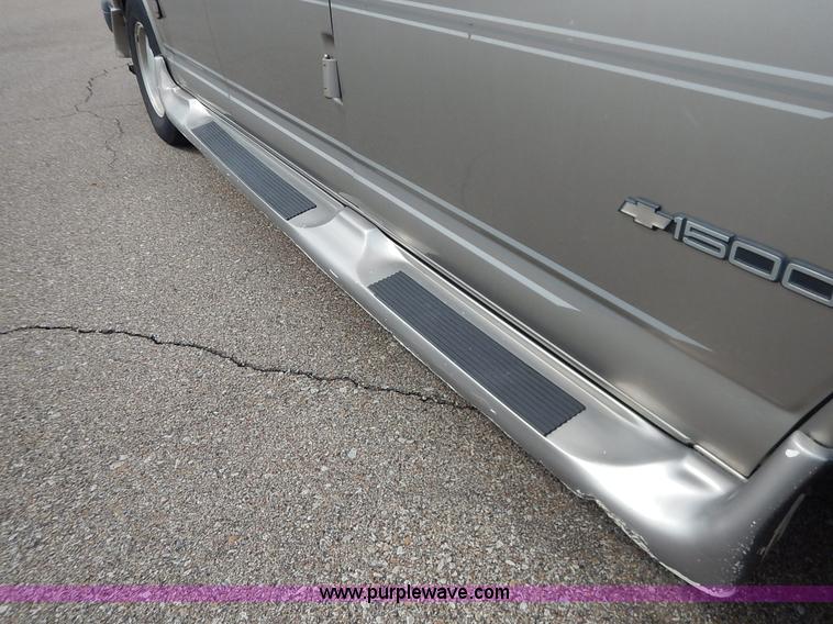 image for item J3889 1999 Chevrolet Express 1500 van
