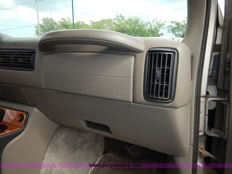 image for item J3889 1999 Chevrolet Express 1500 van