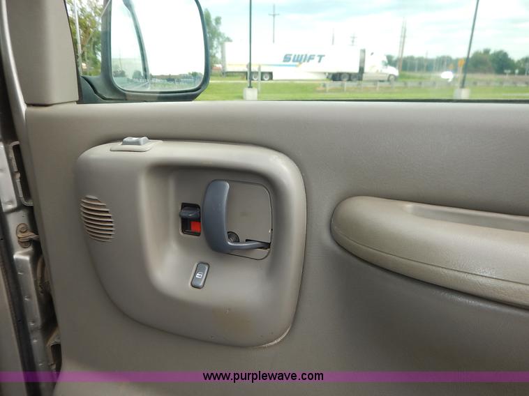 image for item J3889 1999 Chevrolet Express 1500 van