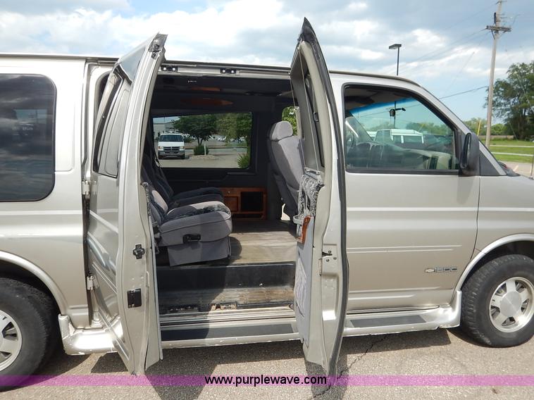image for item J3889 1999 Chevrolet Express 1500 van