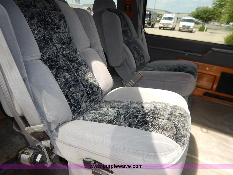 image for item J3889 1999 Chevrolet Express 1500 van