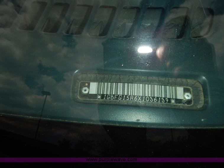 image for item J3889 1999 Chevrolet Express 1500 van