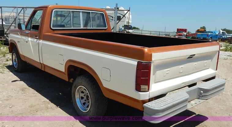 image for item J3912 1982 Ford F150 pickup truck