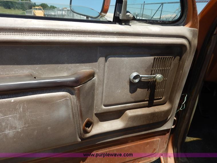 image for item J3912 1982 Ford F150 pickup truck