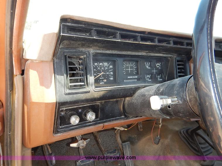 image for item J3912 1982 Ford F150 pickup truck