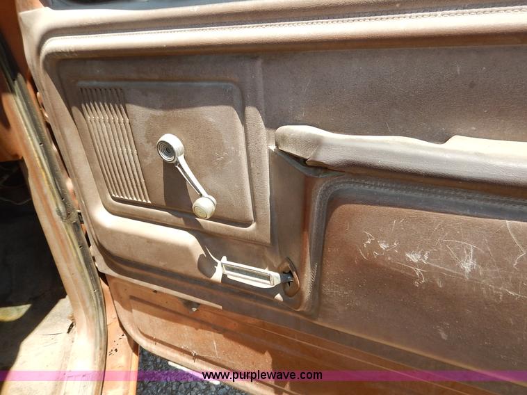 image for item J3912 1982 Ford F150 pickup truck