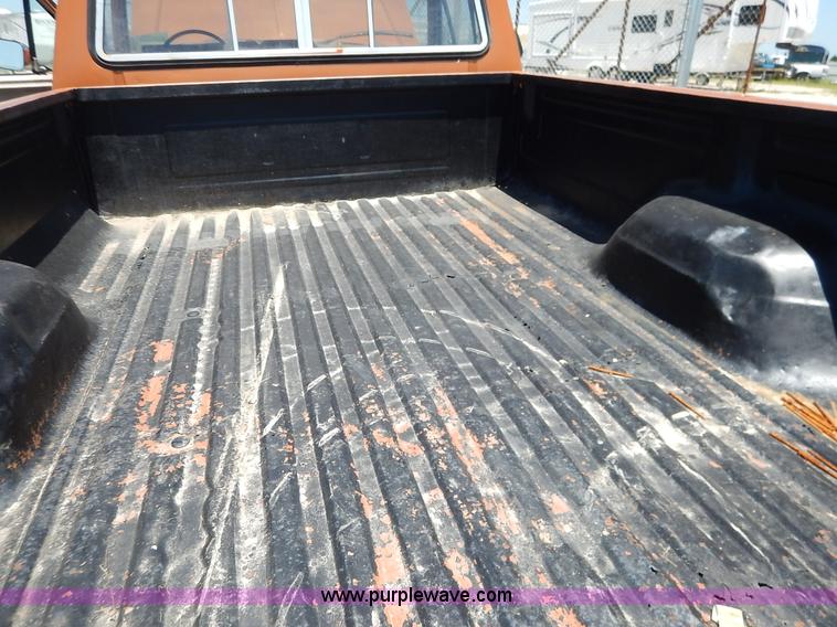 image for item J3912 1982 Ford F150 pickup truck