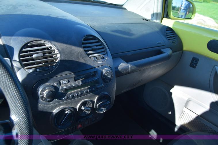 image for item J6601 2001 Volkswagen New Beetle GLS