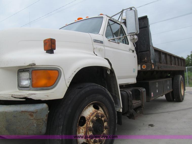 image for item K5712 1997 Ford F800 dump truck